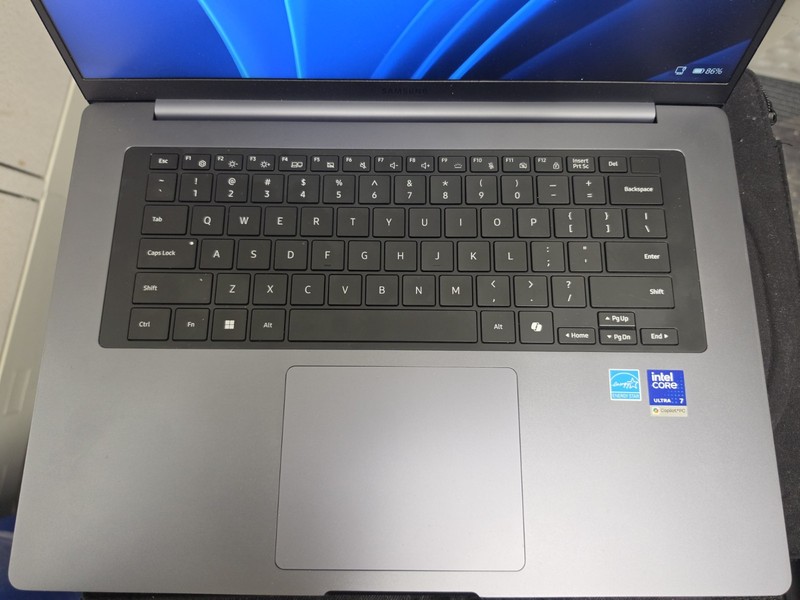 Samsung Galaxy Book 6 16" FHD Laptop Intel Core Ultra 7 355/16GB/1TB Gray gallery