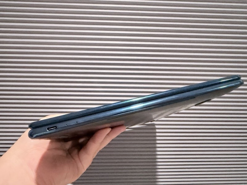 Lenovo Yoga Book 9i 14” 2.8K Dual Screen OLED Laptop Ultra 7 255H 16GB 1TB Teal gallery