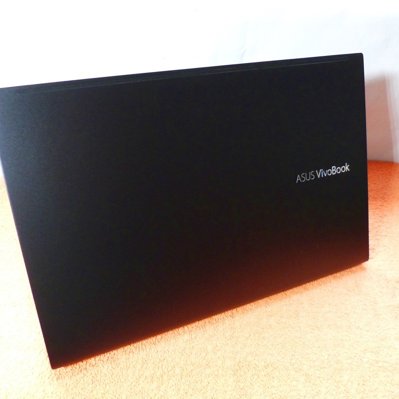 Asus X513 Vivobook 15" OLED ULTRABOOK l SSD Windows 11 AMD RYZEN 7 16GB RAM gallery