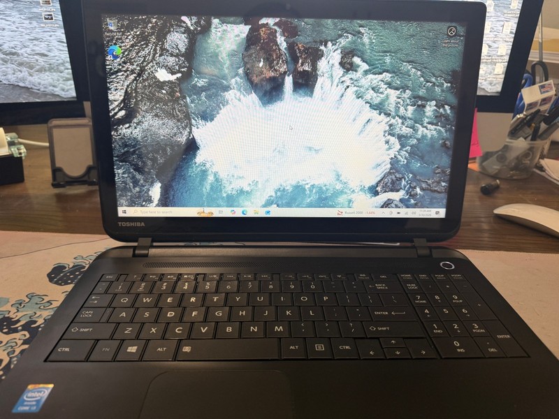 Toshiba Satellite C55t 15.6" Intel Core i3-4005U @1.70GHz 8GB RAM 750GB HDD gallery