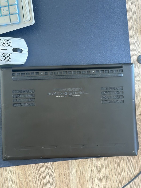 Razer Blade Stealth 13 RZ09-02812E71 i7-8565U 1.8GHz 16GB 256GB SSD NVIDIA MX150 gallery