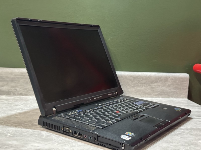 Lenovo ThinkPad Z61M Intel Core Duo T2400 1.83GHz 2gb RAM 200gb HDD Windows XP gallery