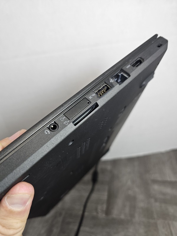 Lenovo ThinkPad T460 14 Inch ( 256GB SSD, Intel Core i5 6th Gen., 2.40GHz, 8GB ) gallery