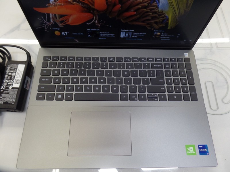 Dell Vostro 5620 16" i7-1260P 2.10GHz 16GB 512GB SSD W11P GeForce MX570 Warranty gallery