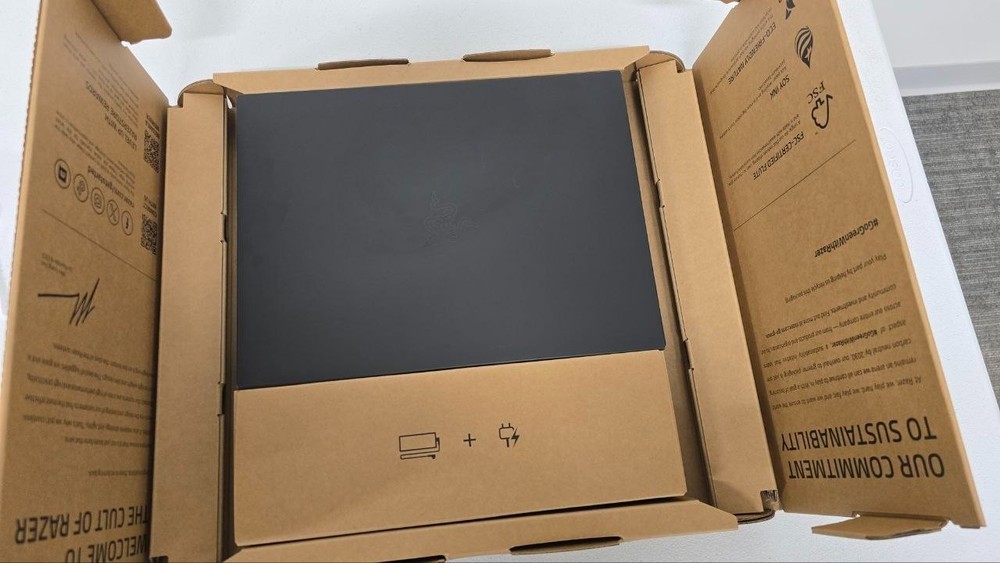 Razer Blade 14 120Hz OLED Ryzen AI 9 365 32GB 1TB SSD RTX 5070