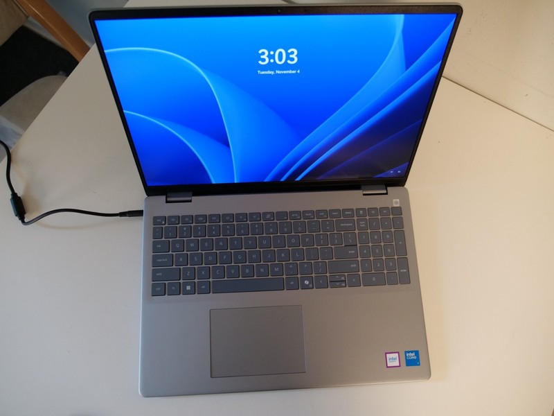 Dell 16 (DC16251) — 16" FHD+ Touchscreen — Intel Core 7 150U / 16GB / 1TB SSD gallery