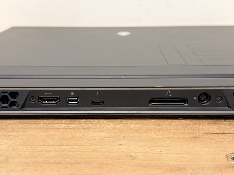 Alienware m15 R2 Gaming Laptop | i7-9750H | RTX 2070 Max-Q 8GB | 16GB RAM | Whit gallery