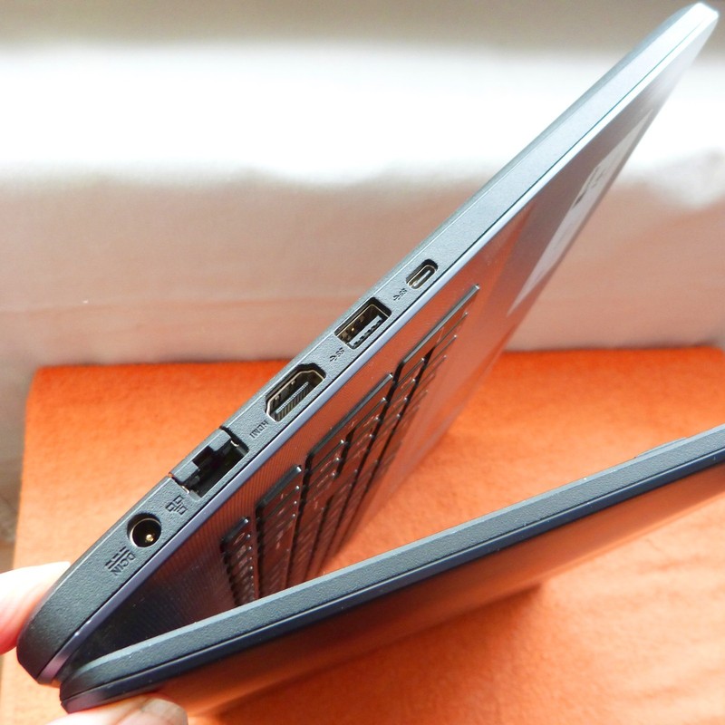 Asus R702 Vivo UltraBook 17" HDP l 1TB Windows 10 l i5 8GEN QUAD I HDMI USBC gallery