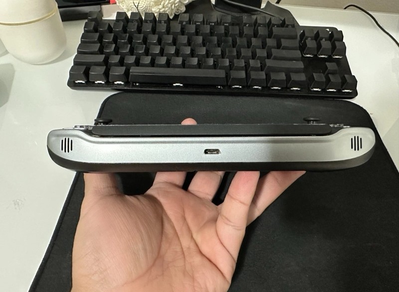 GPD Win 3 i7 16GB 1TB SSD 5.5in Win 11 w/ USB-C Dock, Box Black/Silver gallery