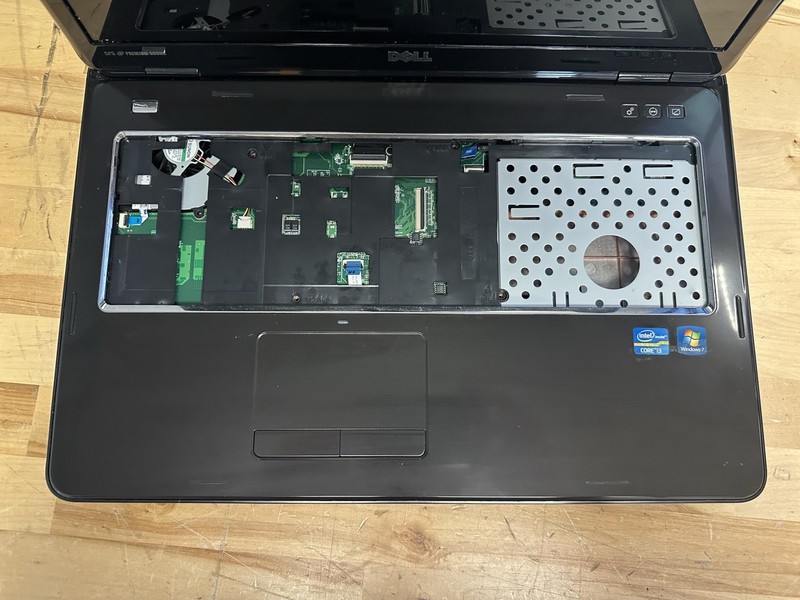 DELL Inspiron N7110 Core i3-2350M / 6GB - No HDD P14E001 Pink *MISSING KEYBOARD* gallery