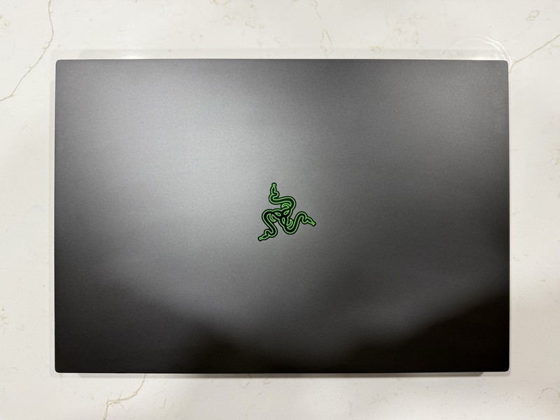 *Mint* Razer Blade 18 Corei9-14900HX, 64GB RAM, 4TB SSD, RTX 4090 16GB, 4K 200Hz gallery