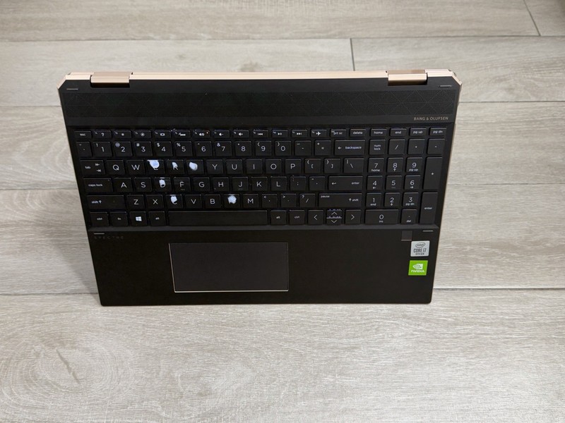 HP Spectre 15-DF1033DX 15.6" 4K Touch Core i7-10510U GeForce MX250 8GB RAM 512GB gallery