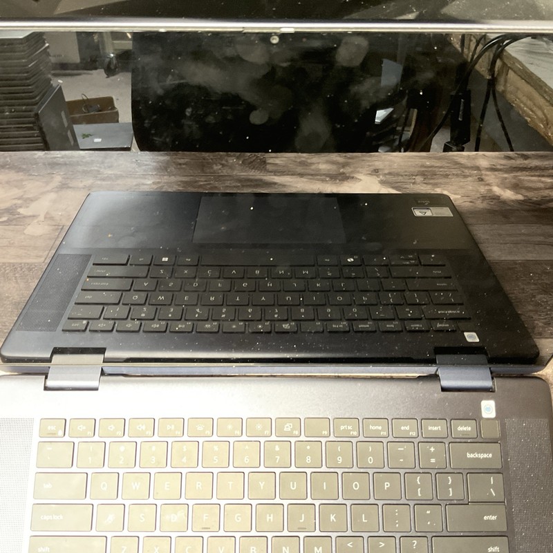 Dell Inspiron 16 7640 2-in-1 / Core Ultra 7 / 32GB / No POST / No SSD / M5 gallery
