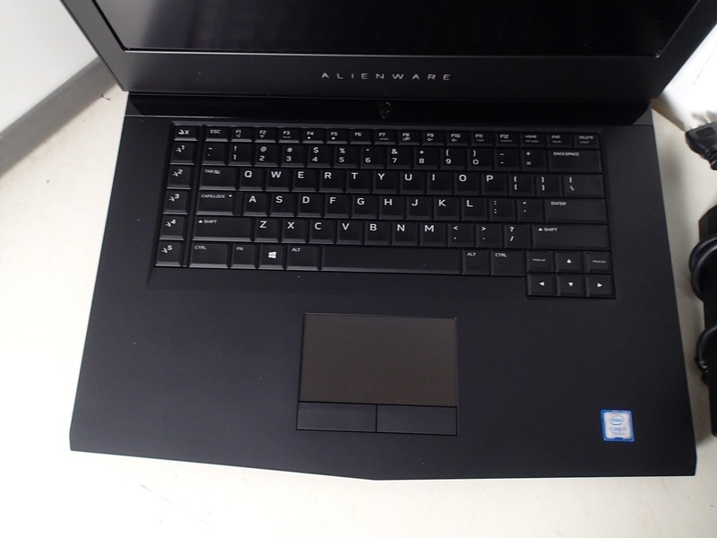 Alienware 15 R3 Intel Core i7 7700HQ 32GB RAM 512GB m.2 + 1TB 2.5" HDD Win 11 gallery