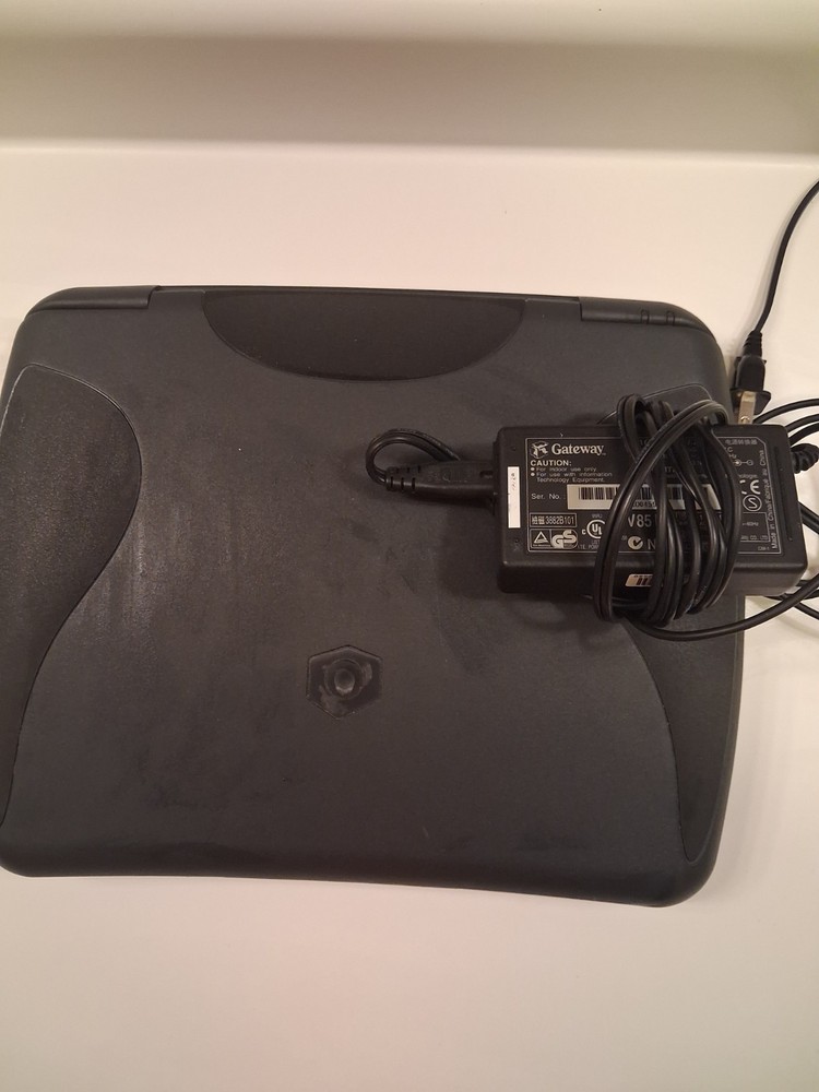 Vintage Gateway Solo 1150 Laptop Windlows ME - Parts or Repair Only