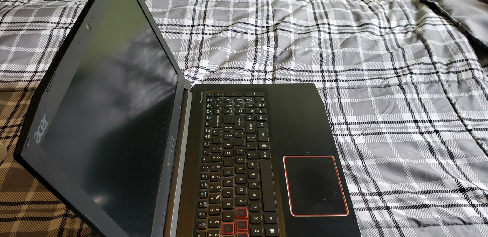Acer Predator Helios 300 15.6in. (256GB, Intel Core i7 7th Gen., 2.80GHz, 16GB) gallery