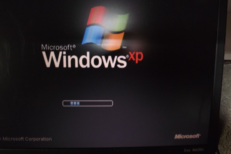Compaq Evo N600c 15" Laptop Windows XP + Charger = Original SHIPPING Box gallery