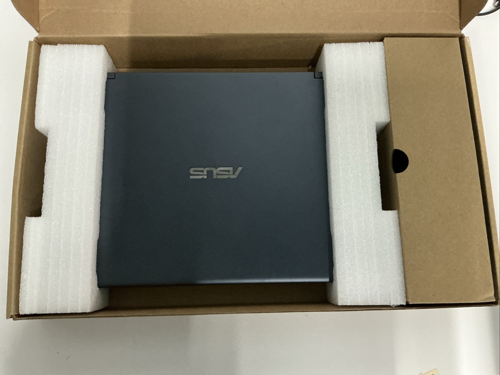 Genuine ASUS VivoBook 15 F513E 15.6" FHD Intel Core i3-1115G4 8GB Ram 256GB SSD gallery