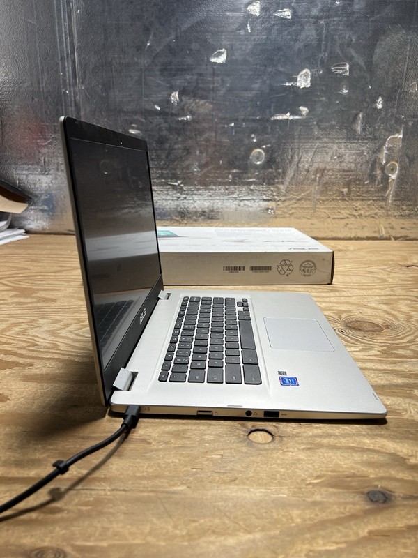 ASUS Chromebook 15.6" N3350 4GB 64GB Chrome OS C523NA-IH44F - Silver gallery