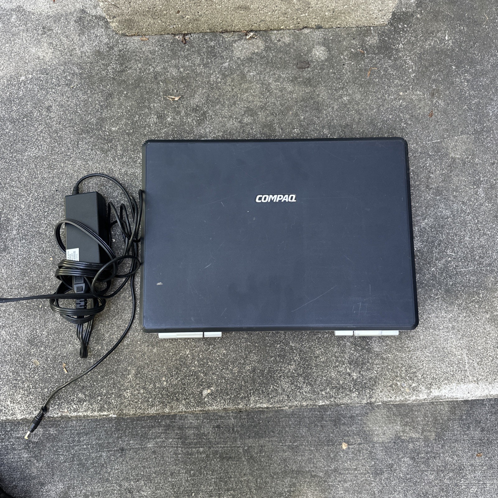 Compaq Presario V4000 Windows XP Laptop w/charger & battery gallery