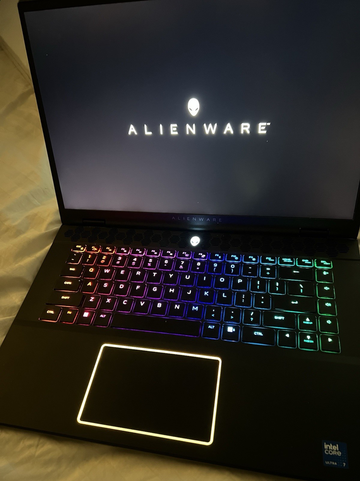 Alienware M16 R2 16" QHD+ 240Hz Intel Ultra 7-155H 16GB RAM 1TB SSD RTX 4070 gallery