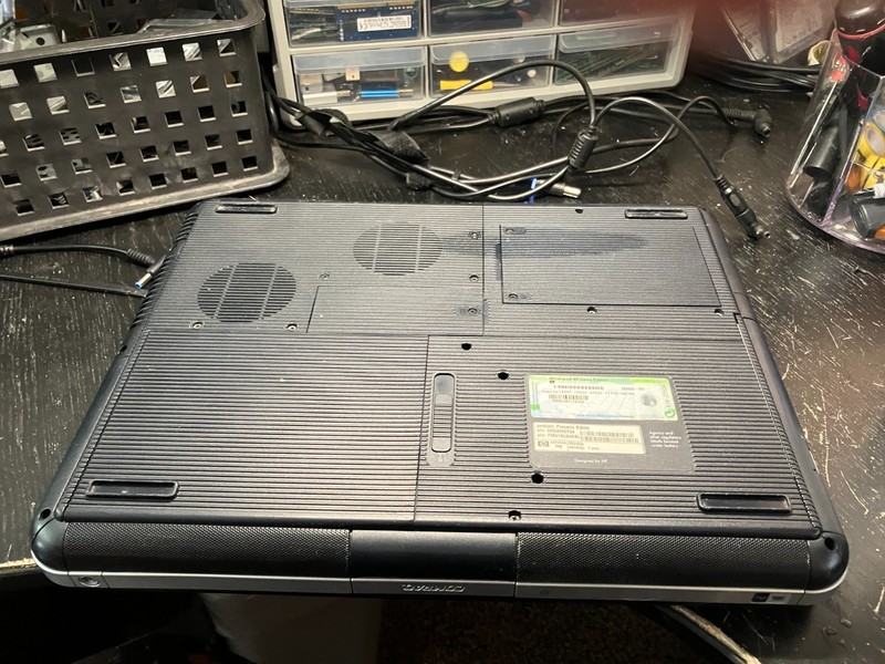 Compaq Presario R3000 Vintage Laptop 15" Athlon 797MHz 1.2GB RAM 32GB SSD Win XP gallery