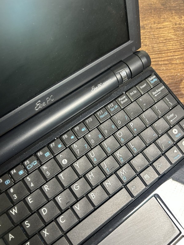 ASUS Eee PC 900sd Vintage Netbook – Windows XP – PARTS OR REPAIR gallery