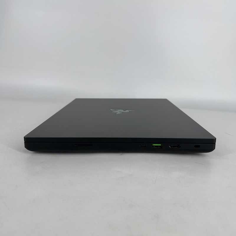Razer Blade 16 Black 120Hz UHD+ 2.2 GHz i9-14900HX 96GB 4TB/4TB NVIDIA RTX 4090 gallery