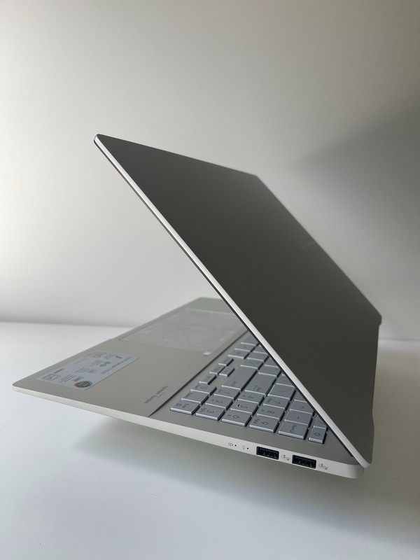 Asus VivoBook S16 M5606WA 16" 3200x2000 OLED 120Hz Ryzen AI 9 365 32GB 1TB W11H gallery