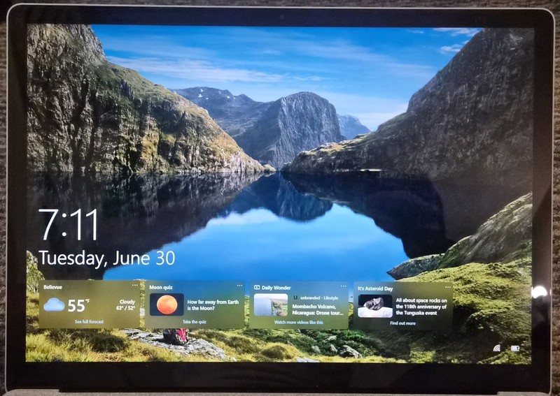 Microsoft Surface Laptop, 13.5", Intel Core i7 7660U, 16GB 512GB, Windows 10 Pro gallery
