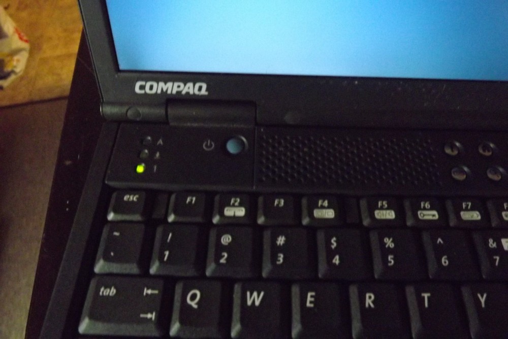 Compaq Evo N600c 15" Laptop Windows XP + Charger = Original SHIPPING Box
