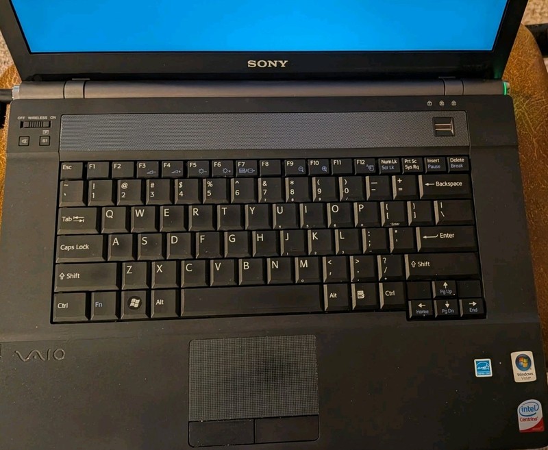 Vintage Sony Vaio VGN-BZ562P20 Laptop 15.6 LCD PCG-9Z1L. w/ adapter & Dell bag. gallery