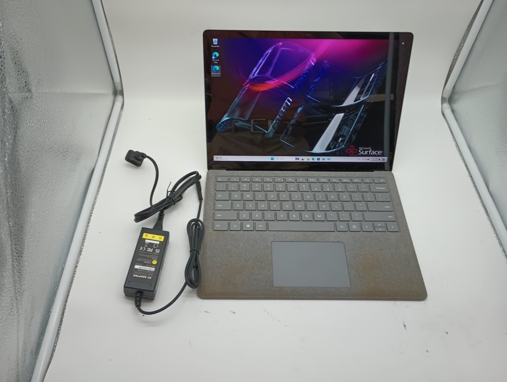 6191Surface Laptop 2 w/charger.i5 8th gen(4 cores).8GB.128GB NVMe.13.5"2K touch.