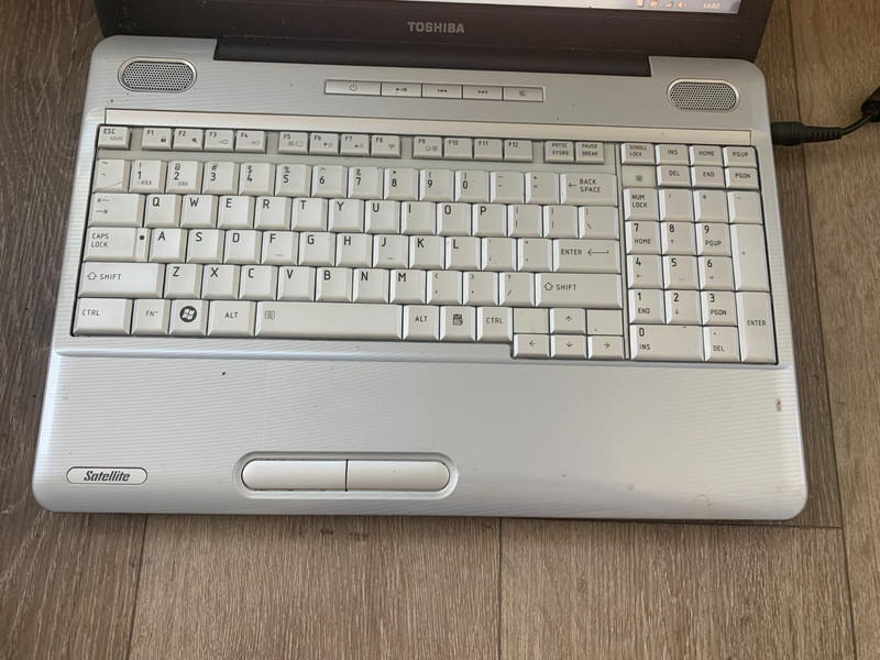 Toshiba Satellite L505D-S5965 AMD Athlon x2 Dual-Core QL-65 2.1GHz 3GB 250GB HDD gallery