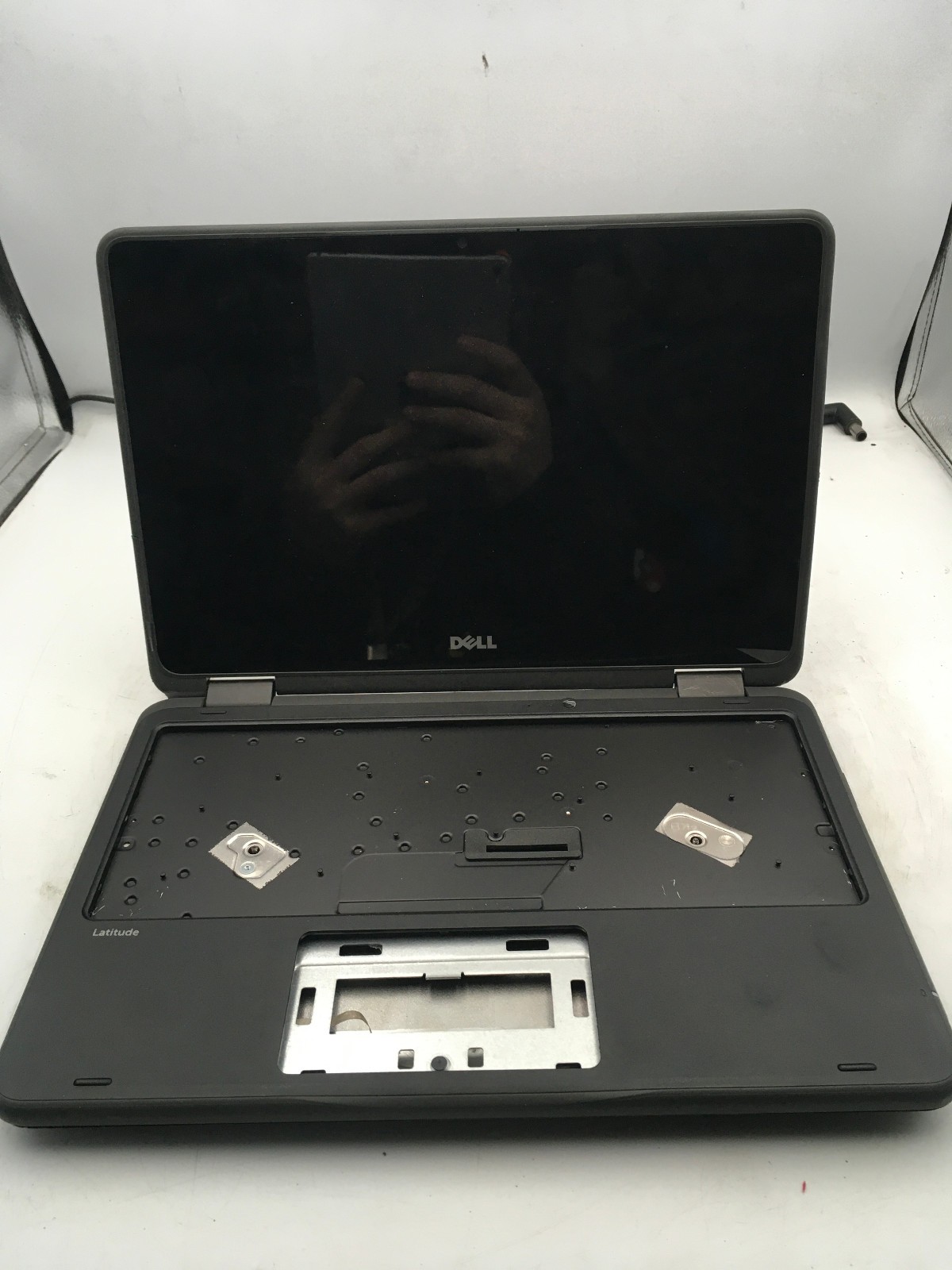 DELL LATITUDE 3189 - FOR PARTS - INTEL PENTIUM - 4GB RAM - 11" - READ DESC - BB gallery