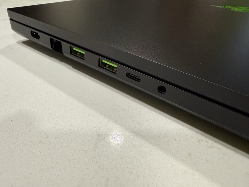 *Mint* Razer Blade 18 Corei9-14900HX, 64GB RAM, 4TB SSD, RTX 4090 16GB, 4K 200Hz gallery