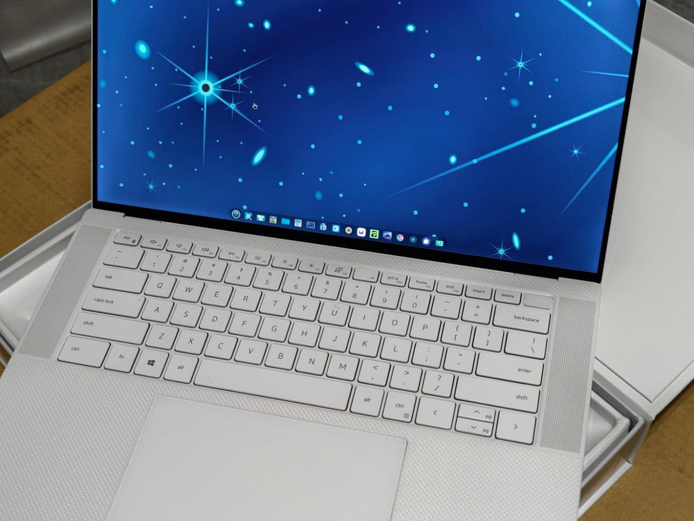 Dell XPS 15 9500 - 4K : i7-10875H: 32gbRAM : 1TBSSD : GTX 1650ti Pop!_OS Linux