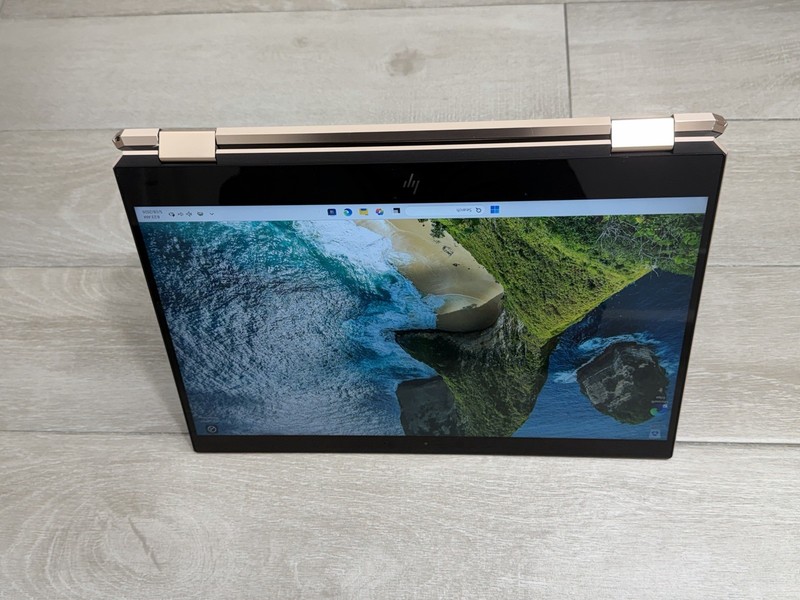 HP Spectre 15-DF1033DX 15.6" 4K Touch Core i7-10510U GeForce MX250 8GB RAM 512GB gallery