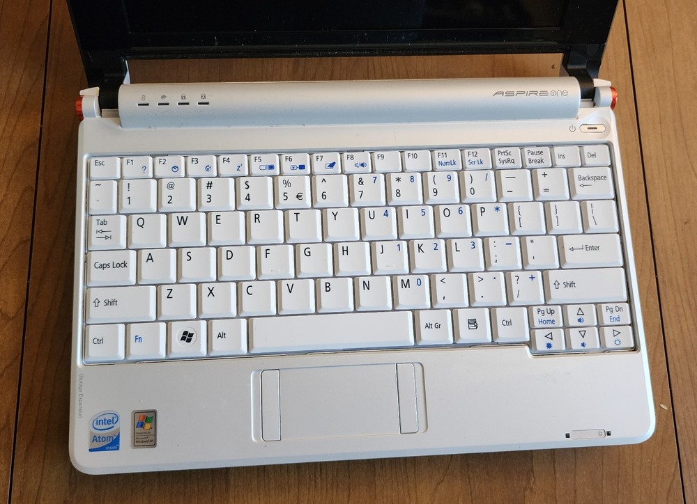 Working Acer Aspire One Series ZG5. Build a cyber deck?