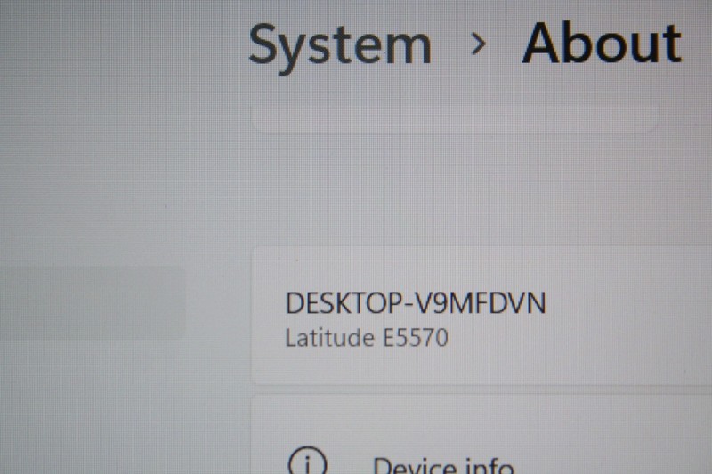 Dell Latitude E5570 15.6" i7-6820HQ 2.6GHz 8GB RAM 256GB SSD AMD Radeon R7 M360 gallery