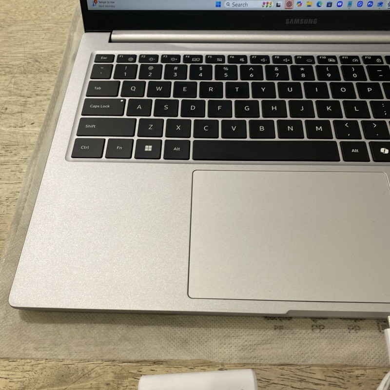Samsung Galaxy Book 4| 15.6 Silver FHD Intel Core 7 150U| 16GB RAM|512GB SSD gallery