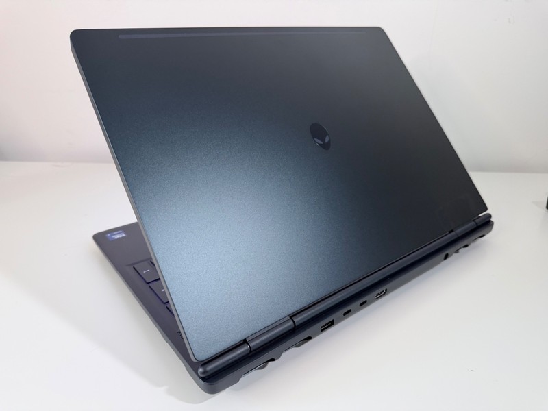 Alienware 16X Aurora 16" Gaming Laptop Intel 275HX/32GB RAM/RTX 5060/1TB SSD gallery