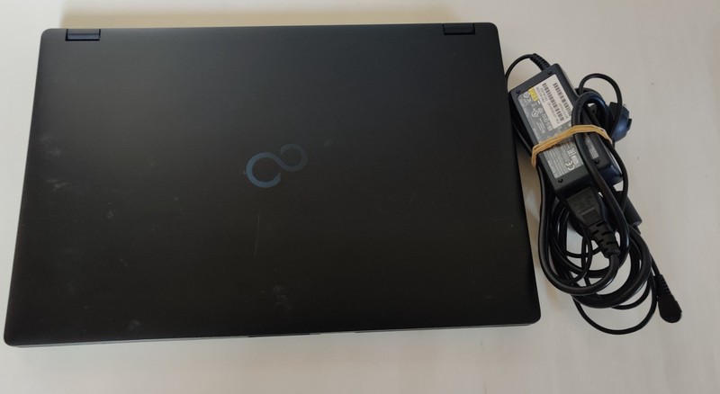 Lifebook Fujitsu E559 laptop 15.6 inch without battery without hard drive perfect!! gallery