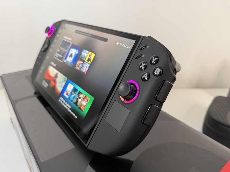 Lenovo Legion Go 2 OLED Ryzen Z2 Extreme 32GB (1TB SSD Model) - Gaming Handheld gallery