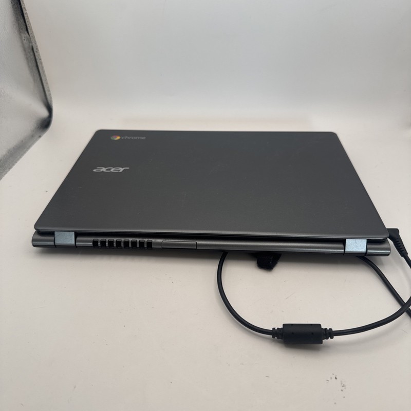Acer Chromebook C720 loaded with Linux Mint Condition W/ Charger gallery