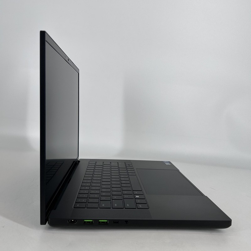Razer Blade 16 Black 120Hz UHD+ 2.2 GHz i9-14900HX 96GB 4TB/4TB NVIDIA RTX 4090 gallery