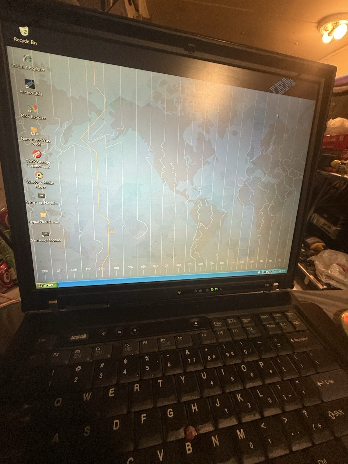 IBM ThinkPad T42 15 FlexView IPS Radeon 9600 Windows XP Retro Gaming Laptop gallery