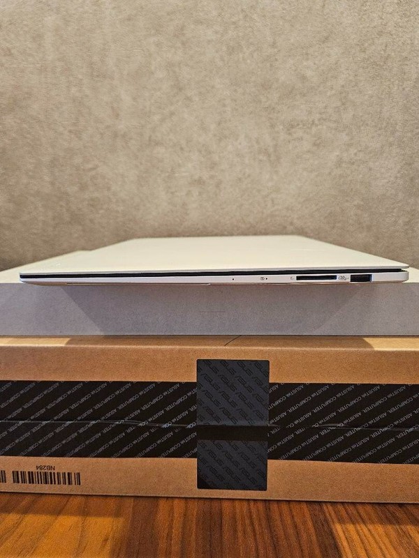 ASUS Zenbook S 16 UM5606WA Scandinavian White Windows 11 Home Notebook n147 gallery