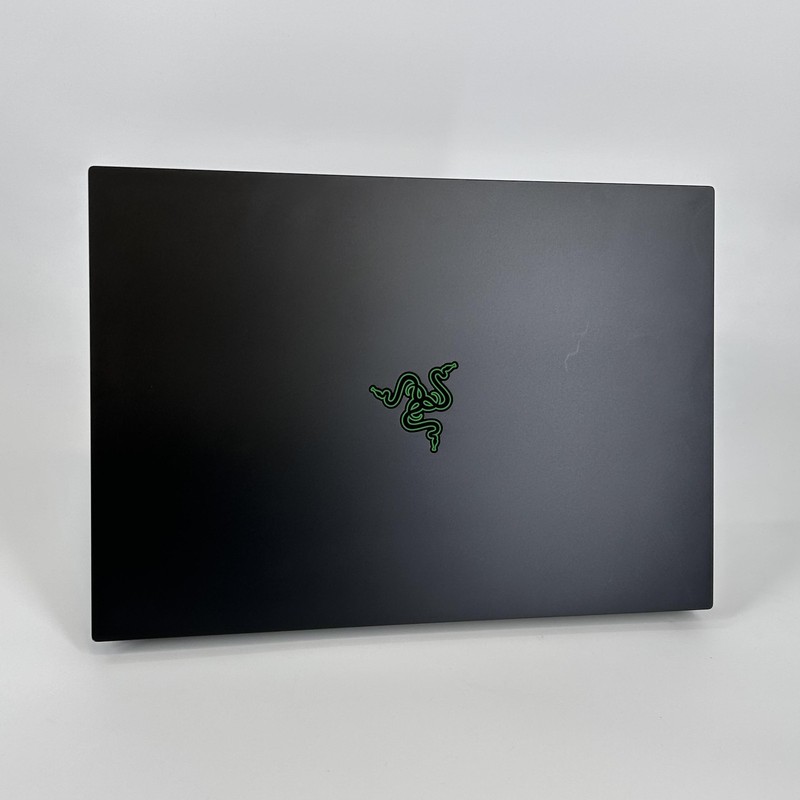 Razer Blade 16 240Hz QHD+ 2025 2.0 GHz Ryzen AI 9 HX 370 64GB 2TB/2TB RTX 5090 gallery