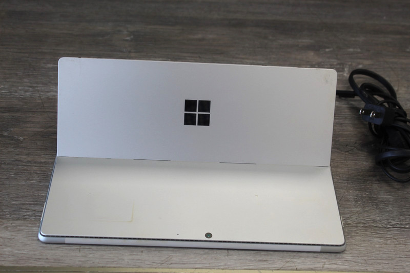 Microsoft Surface Pro 8 1983 13" 8GB 256GB SSD Intel Core i5 11th Gen., 2.40 GHz gallery